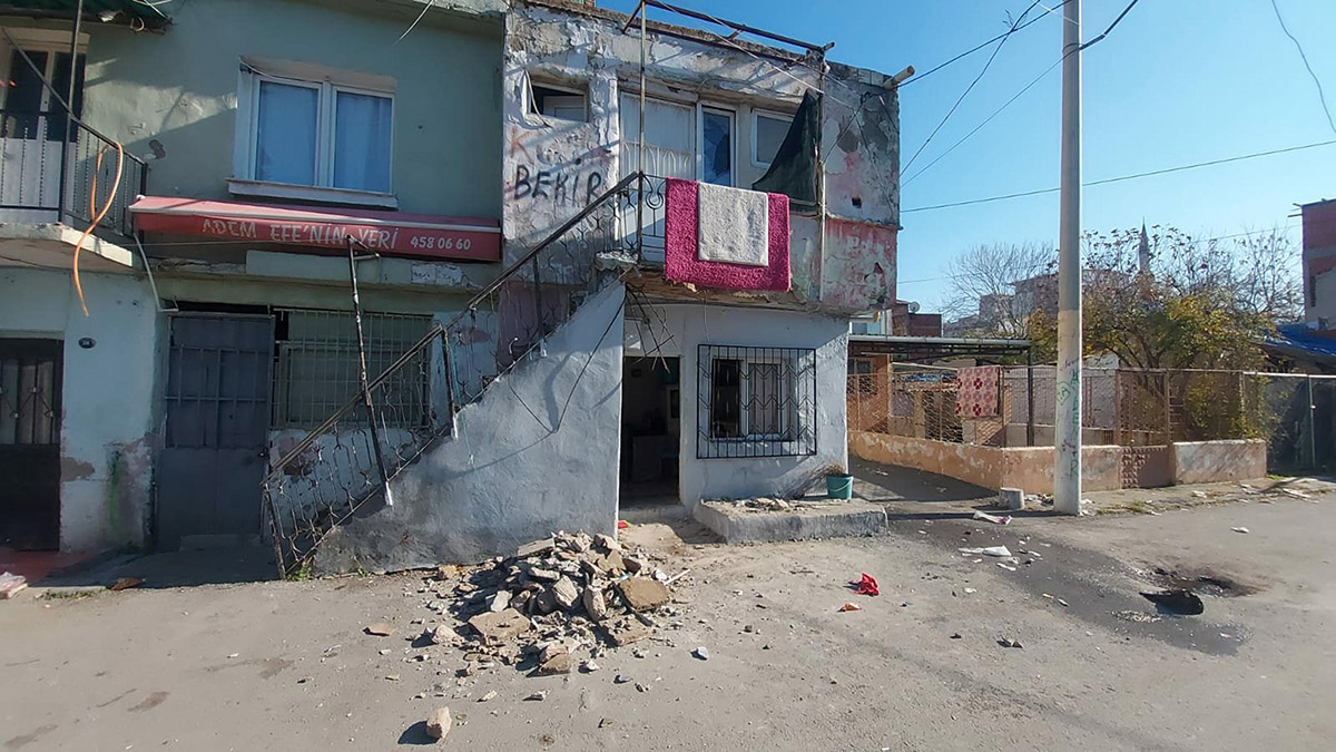 İzmir'de balkon çöktü: 1 yaralı