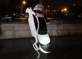 İzmir'de otomobil çaya uçtu; 1 ölü, 3 yaralı