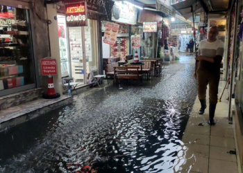 İzmir'de sağanak; Kemeraltı Çarşısı'nı su bastı