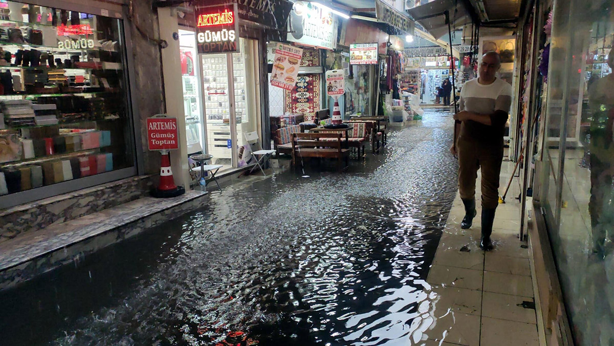 İzmir'de sağanak; kemeraltı çarşısı'nı su bastı