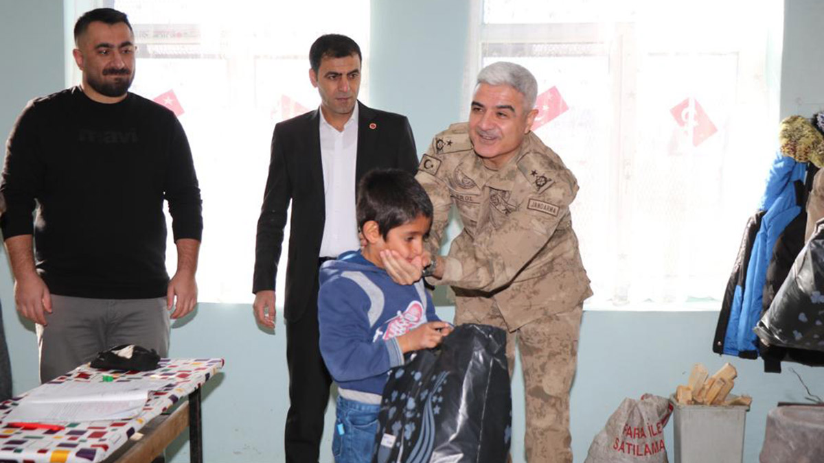 Jandarma çocuklara bot ve mont hediye etti