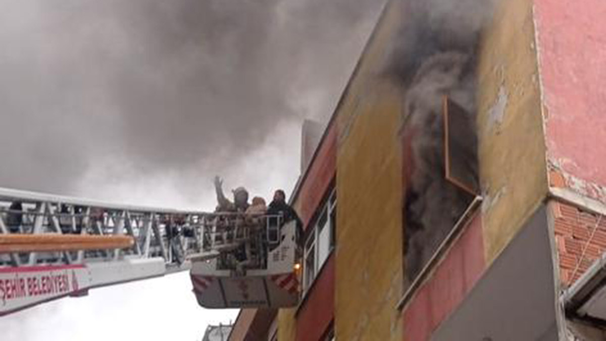 Kağıtane'de 4 katlı binada yangın