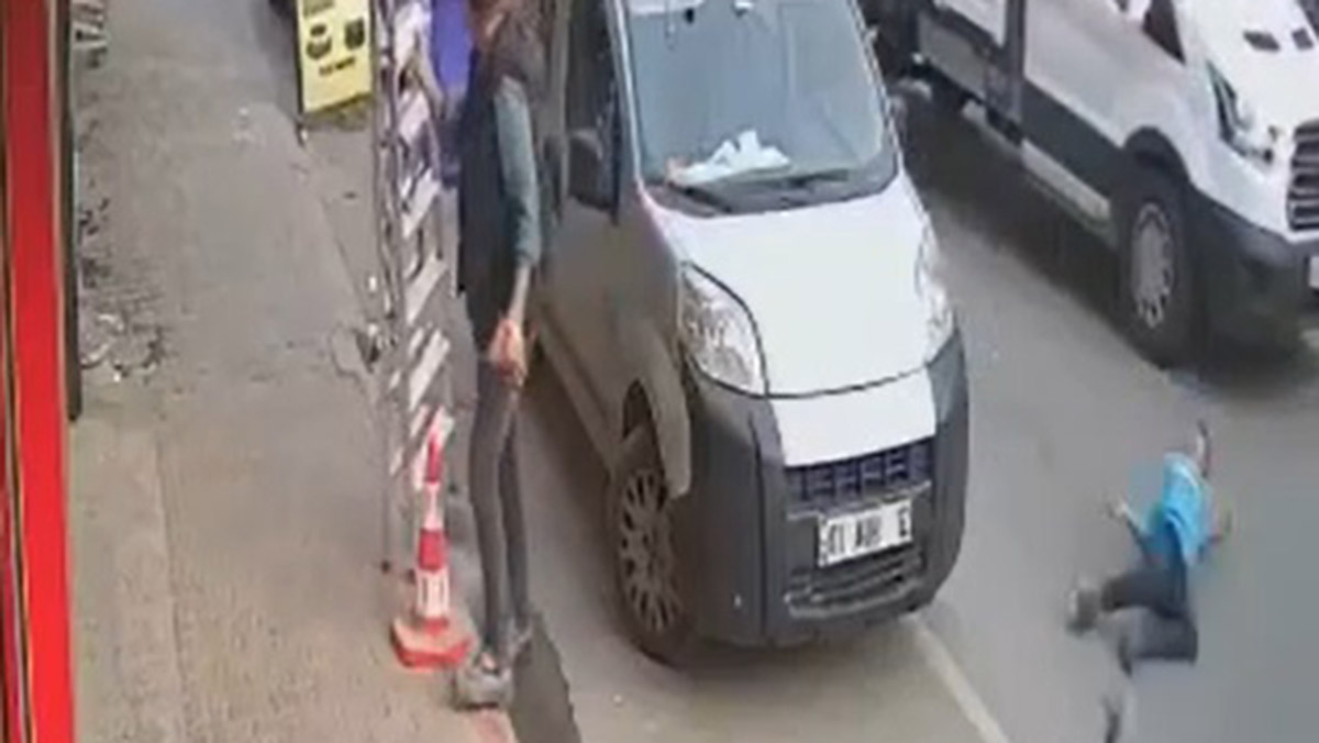 Kamyonetin çarptığı çocuk, metrelerce sürüklendi