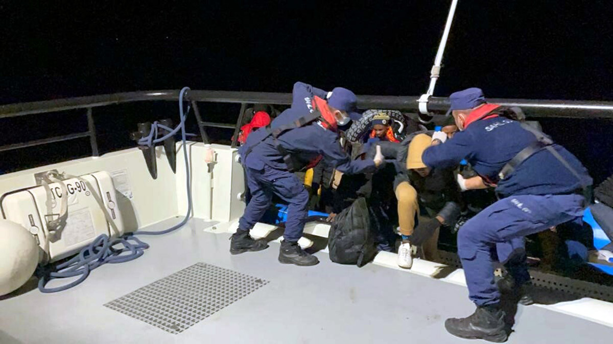 Karaada'da mahsur kalan 29 kaçak göçmen kurtarıldı
