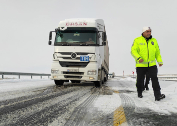 Kars'ta buzlanma TIR'lar nedeniyle yolda kaldı