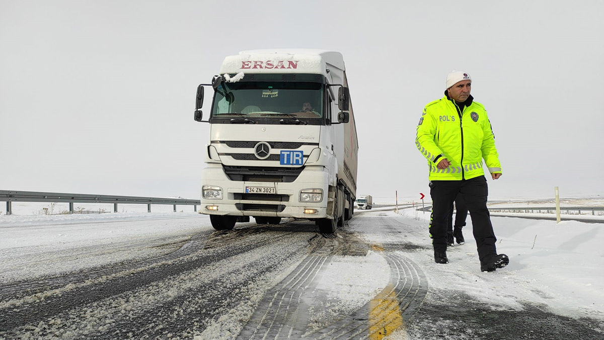 Kars'ta buzlanma TIR'lar nedeniyle yolda kaldı