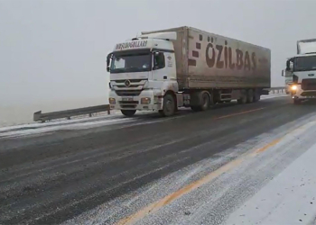 Kars'ta tipi ve buzlanma; TIR'lar yolda kaldı
