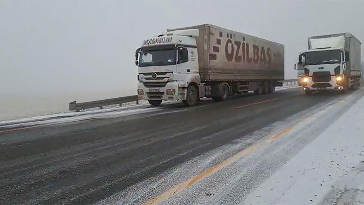 Kars'ta tipi ve buzlanma; TIR'lar yolda kaldı