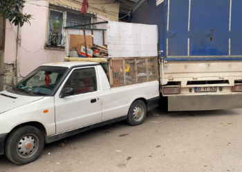Kartal'da kamyonet bina duvarına çarptı; 2 yaralı 