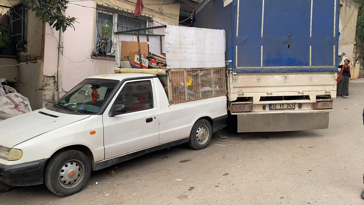 Kartal'da kamyonet bina duvarına çarptı; 2 yaralı 