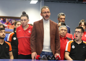 Kasapoğlu, para masa tenisi sporcuları ile buluştu