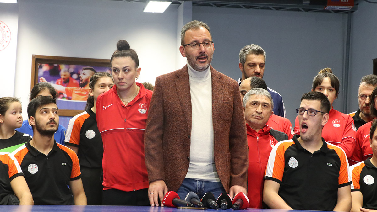 Kasapoğlu, para masa tenisi sporcuları ile buluştu