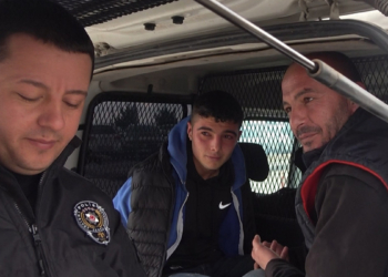 Kendisinden şikayetçi olan eşinin 3 yakınını bıçakladı