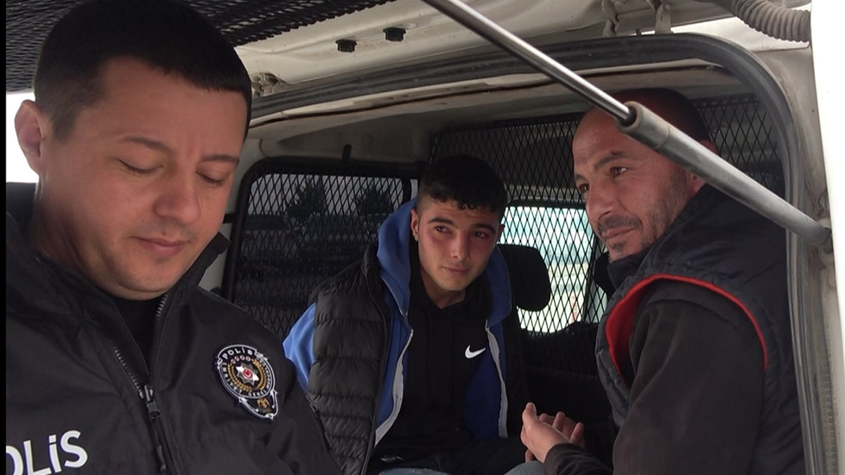 Kendisinden şikayetçi olan eşinin 3 yakınını bıçakladı