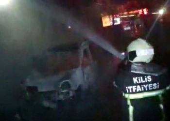 Kilis'te kamyonet yangını, okul çatısına sıçradı