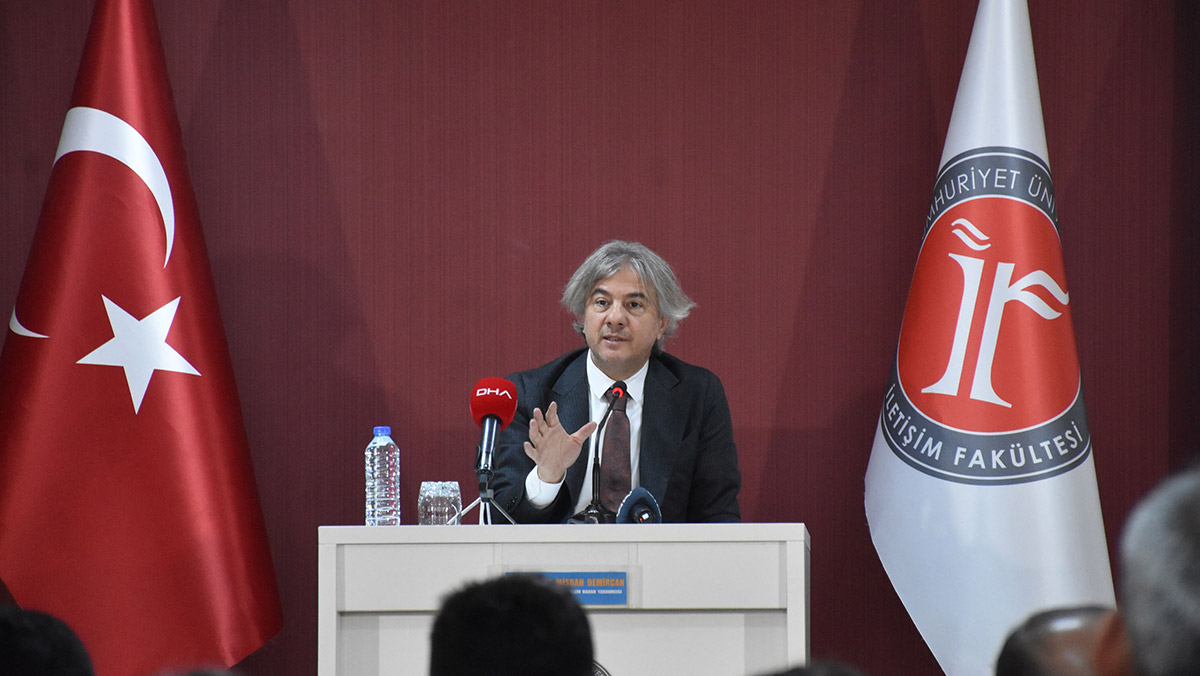 Kültür ve Turizm Bakan Yardımcısı Ahmet Misbah Demircan, "Kız Kulesi'nde gayet iyi bir restorasyon oluyor. Hep birlikte açılışını gerçekleştireceğiz" dedi.