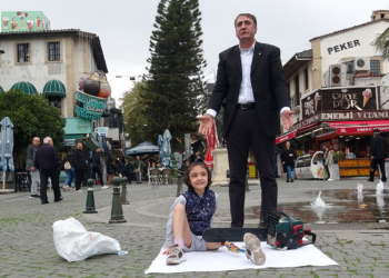 Kızının bacağı için motorlu testereyle eylem yaptı