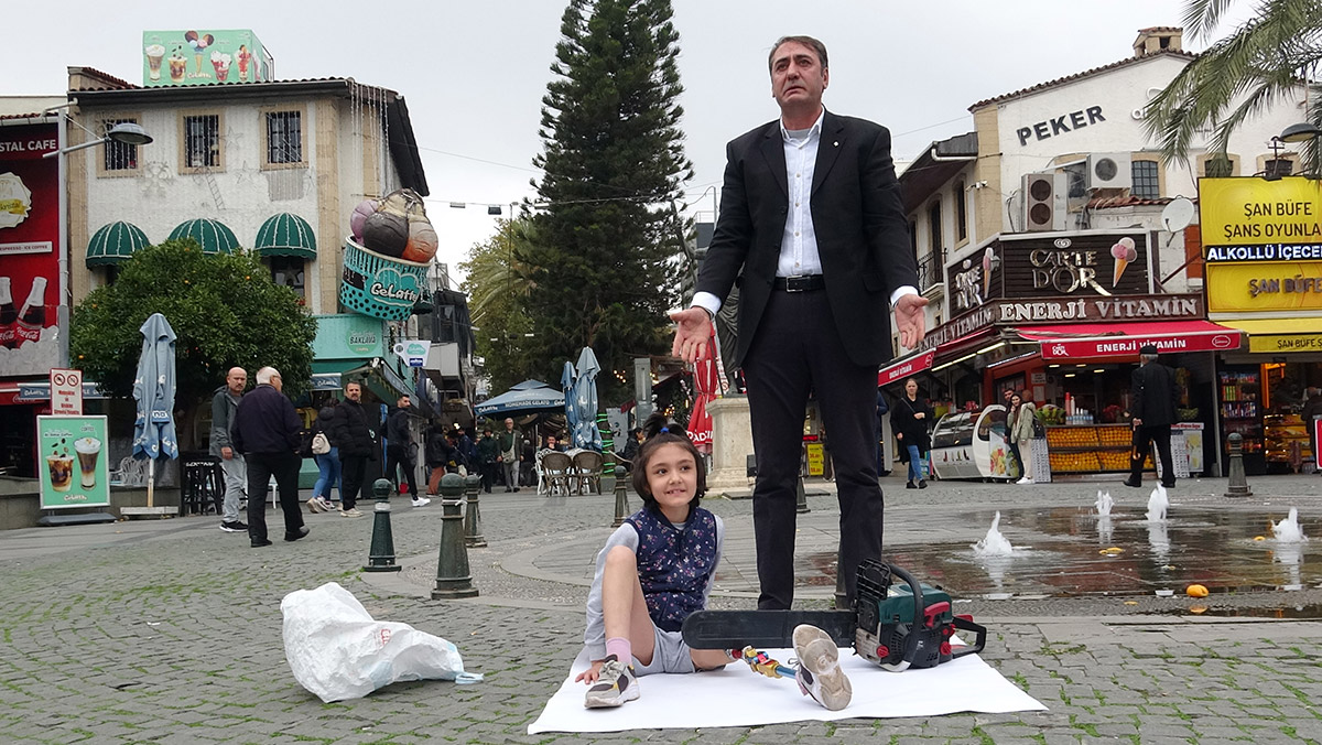 Kızının bacağı için motorlu testereyle eylem yaptı