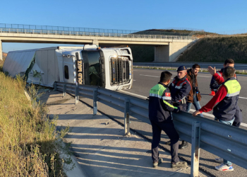Kocaeli'de devrilen TIR'ın şoförü yaralandı