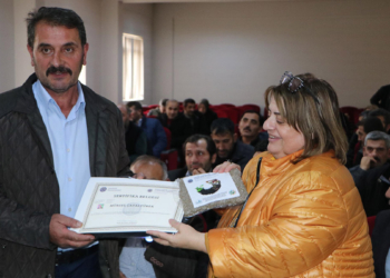 Kompostun önemini anlatıp, poşetlerle dağıttı