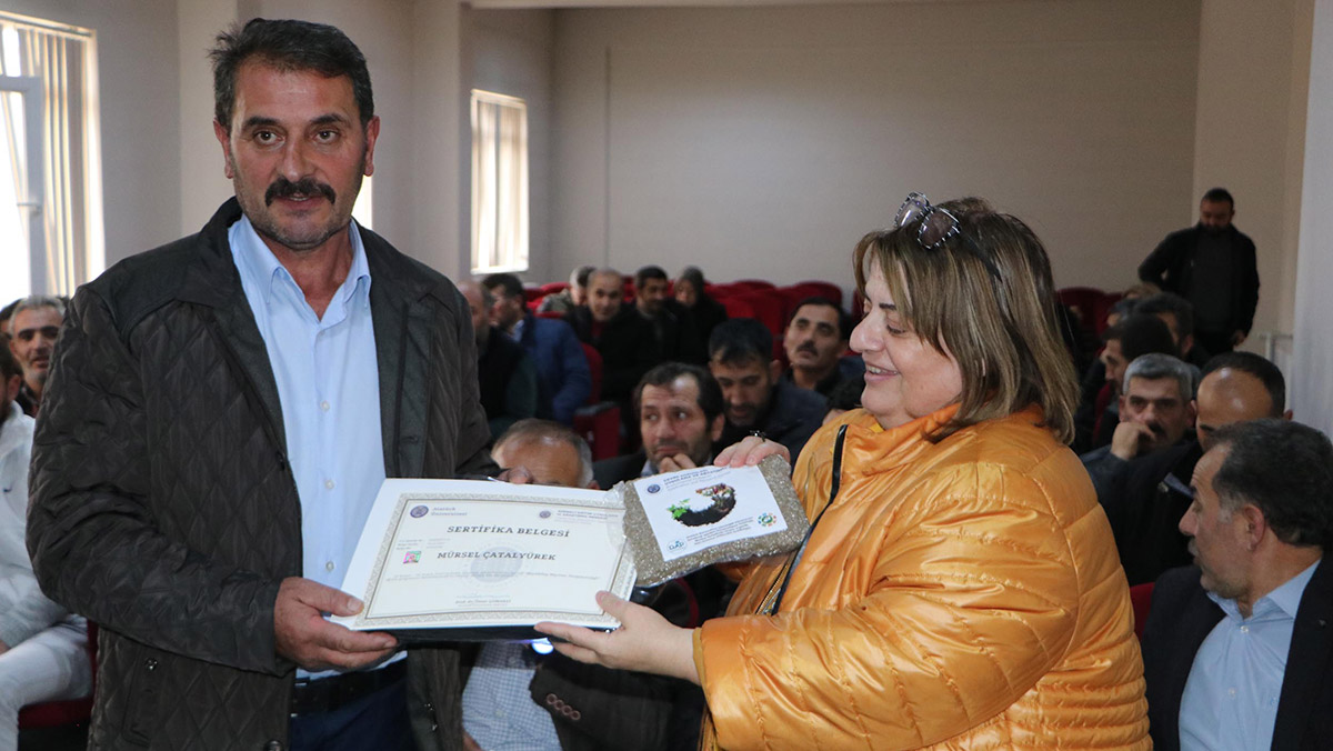 Kompostun önemini anlatıp, poşetlerle dağıttı