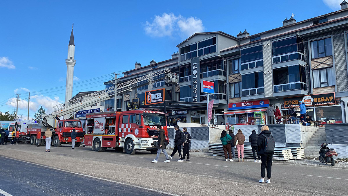 Kütahya'da apartman yangını; 11 kişi dumandan etkilendi