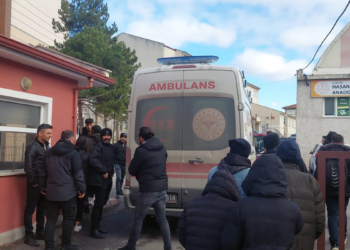 Lise öğrencisi okul önünde bıçaklandı