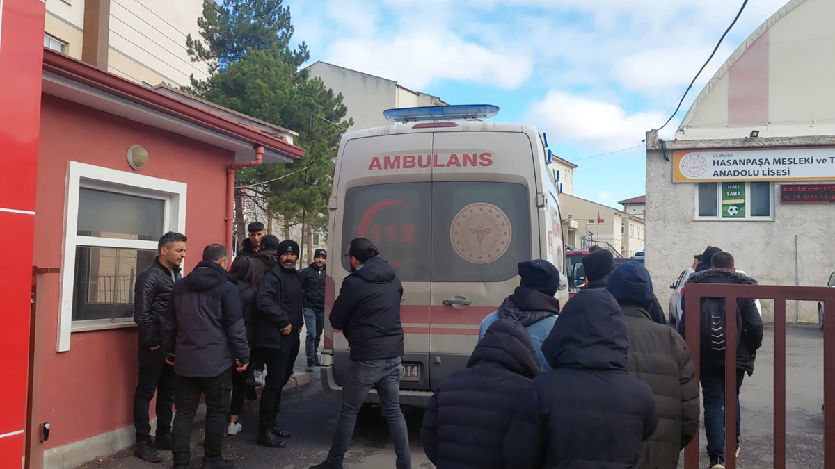 Lise öğrencisi okul önünde bıçaklandı