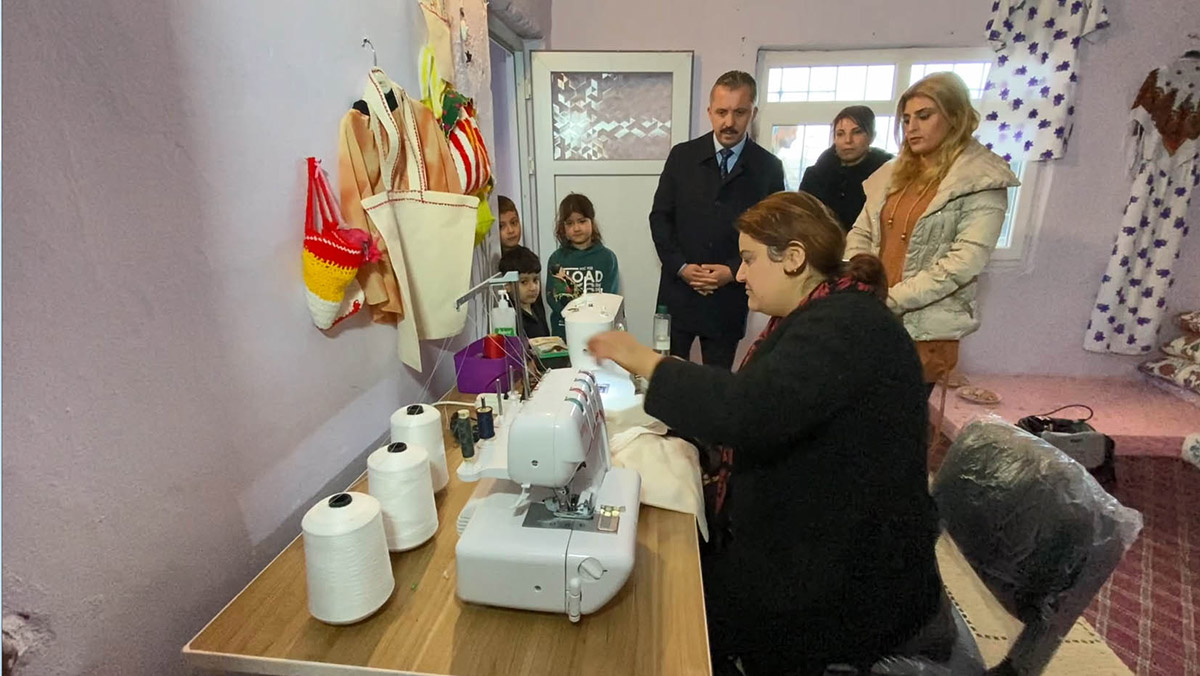 'Mahallemin Terzisi' projesiyle 6 kadına atölye