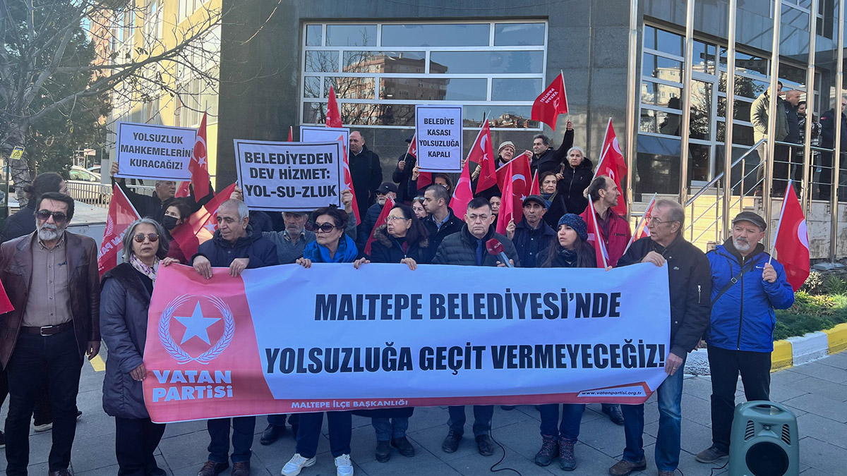 Maltepe Belediye önünde 'ayakkabı' protestosu