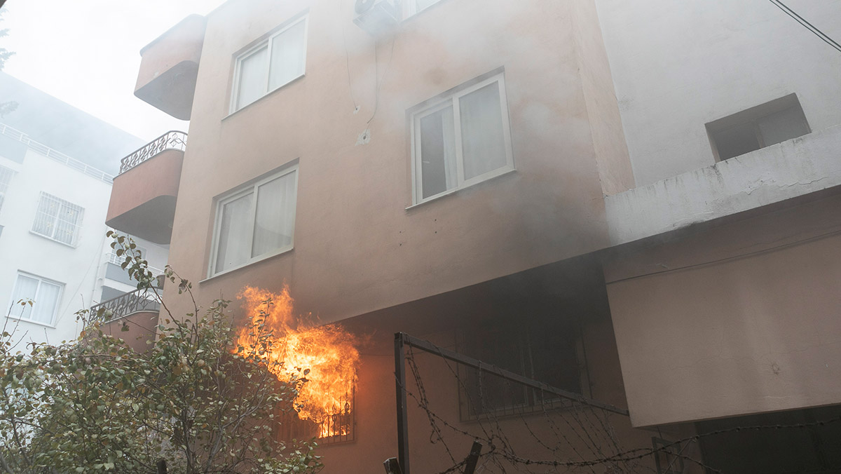 Mersin'de otomotiv servisinde yangın