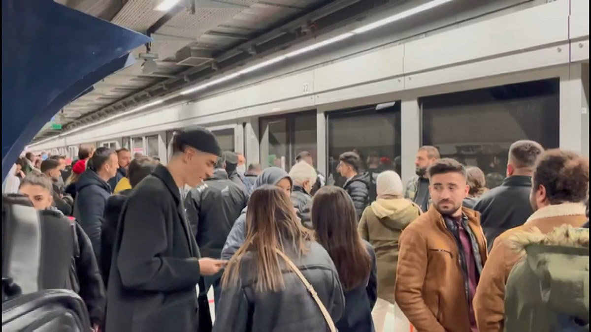 Metro Hattı'nda arıza yoğunluğa neden oldu