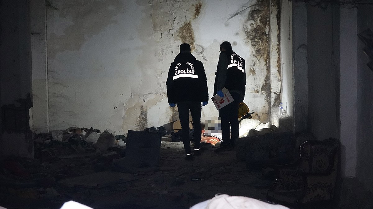 Metruk binada erkek cesedi bulundu