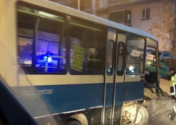 Minibüsün istinat duvarına çarptığı kaza kamerada