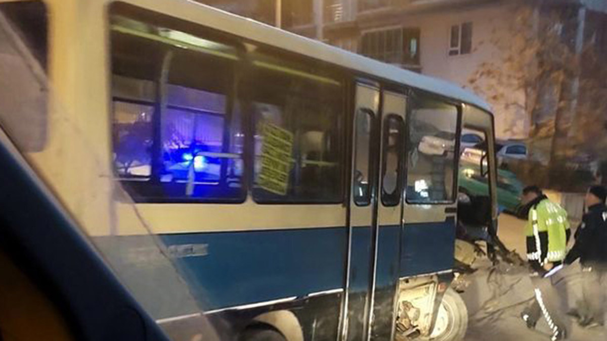 Minibüsün istinat duvarına çarptığı kaza kamerada