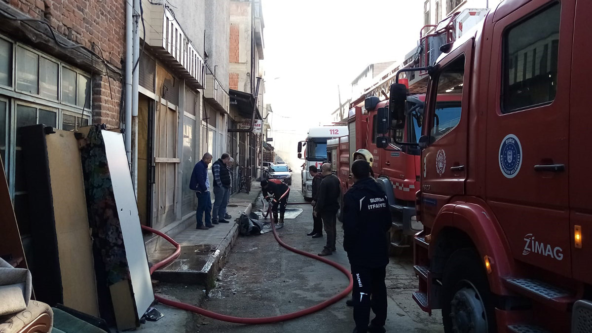 Mobilya imalathanesinde çıkan baca yangını söndürüldü