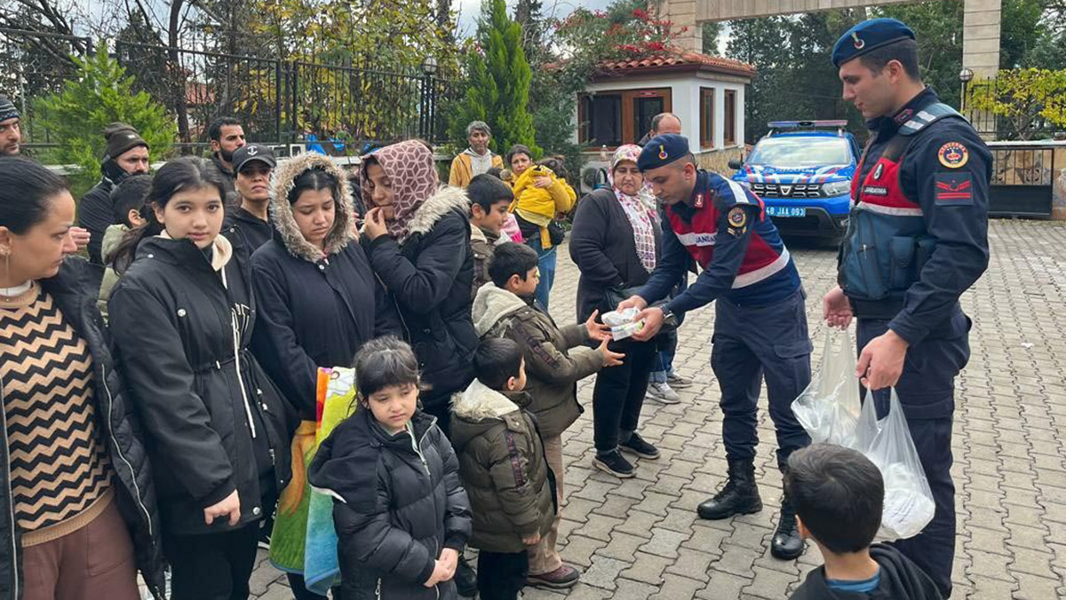 Muğla'da 3 araçta 144 kaçak göçmen yakalandı