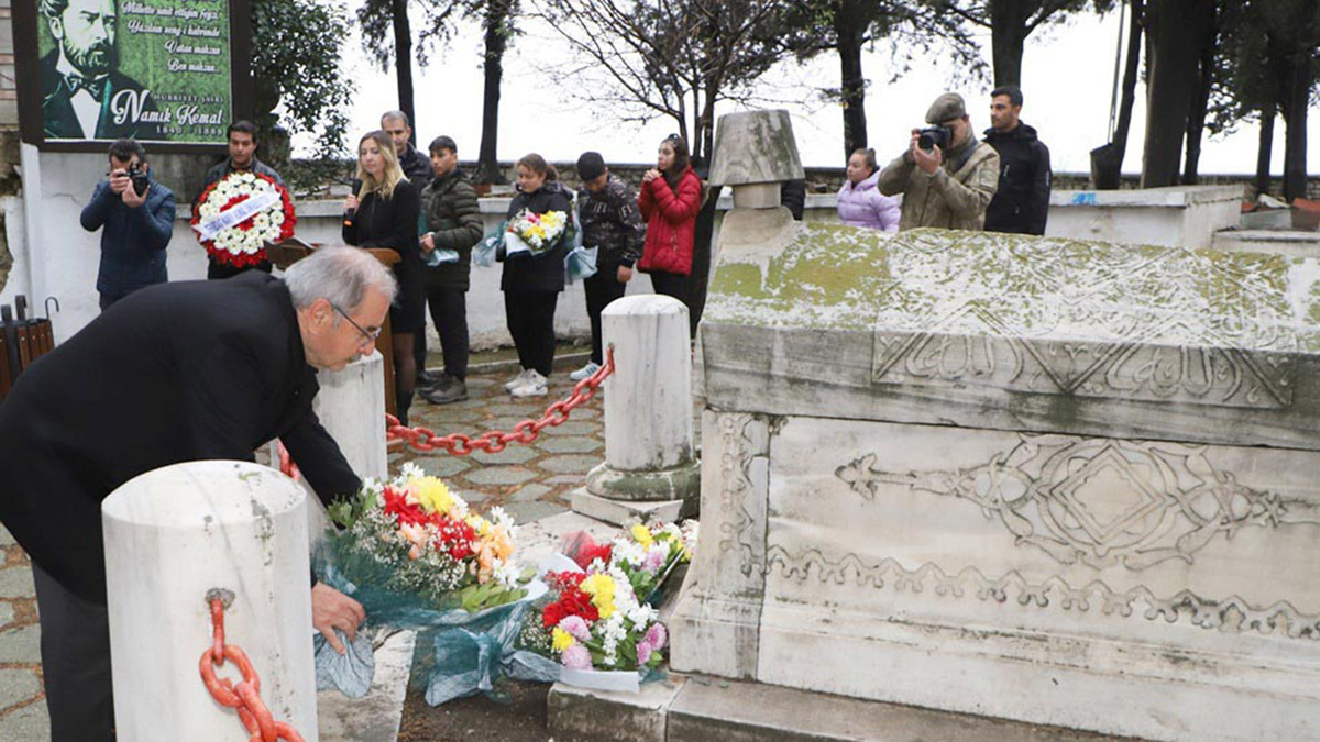 Namık Kemal, Gelibolu'daki kabri başında anıldı