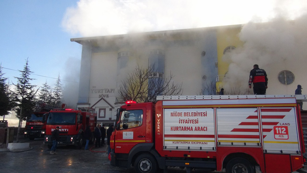 Niğde'de lastik bayisinde yangın