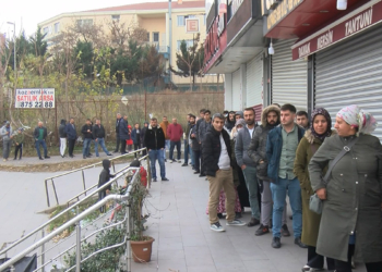 Nöbetçi eczane önünde uzun sıralar oluştu