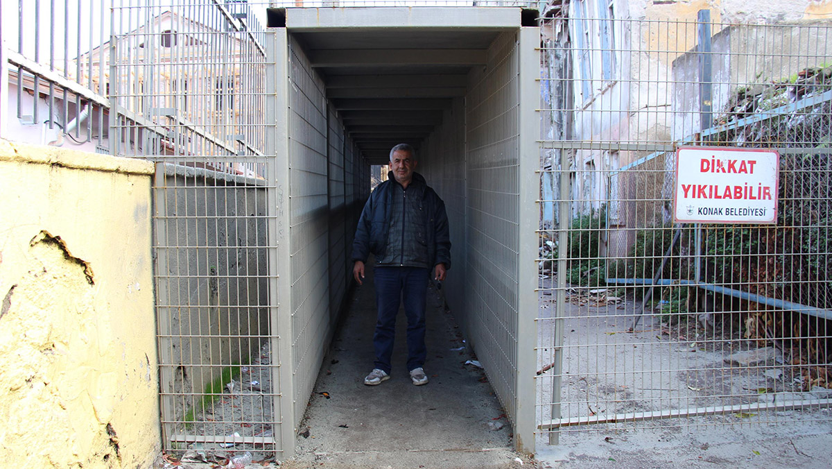 Öğrencilerin 'çelik tünelli' okul yolculuğu