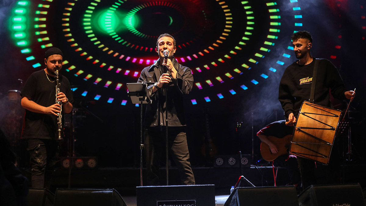 Oğuzhan Koç engelliler için sahneye çıktı