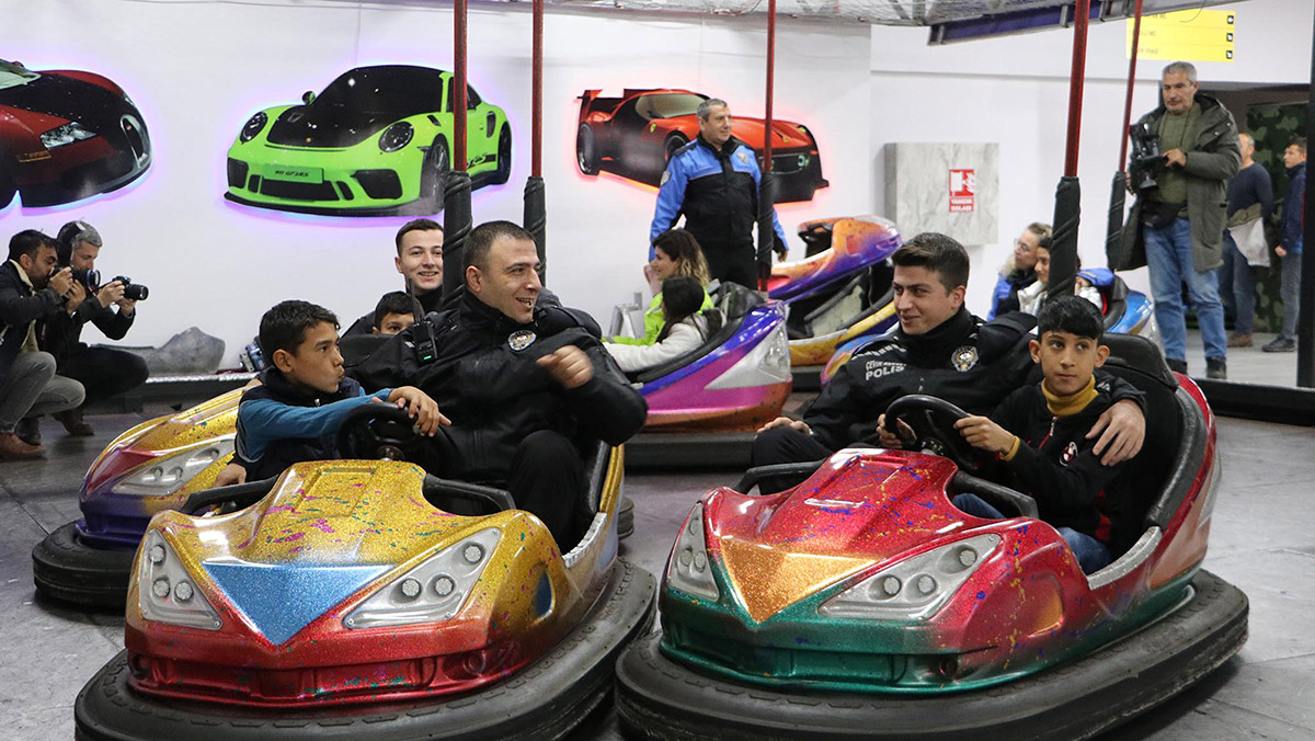 Okula devam sözü veren öğrenciler polislerle eğlendi