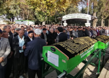 Öldürülen 2 kardeş yan yana toprağa verildi