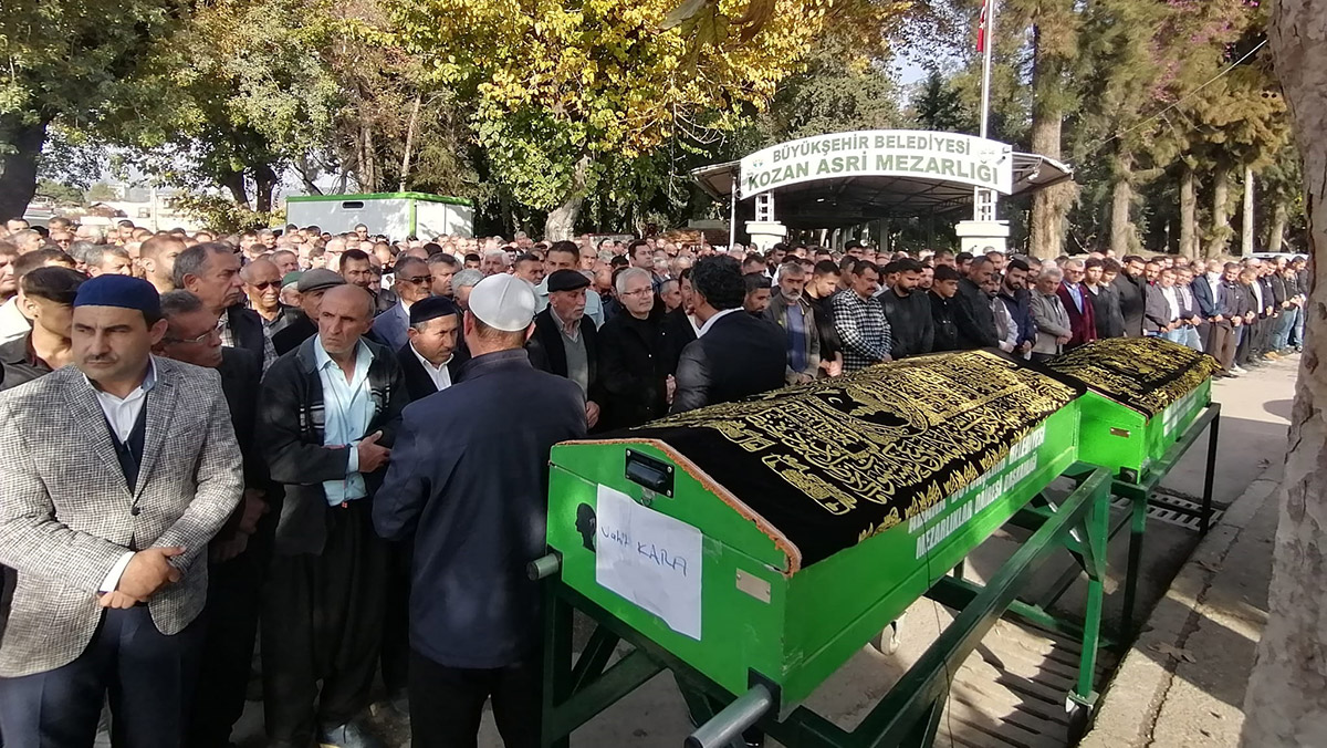 Öldürülen 2 kardeş yan yana toprağa verildi