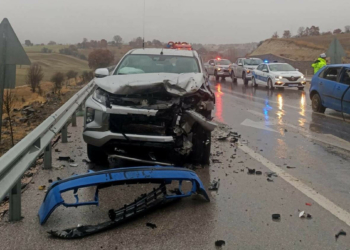 Orman müdürlüğünün kamyoneti kaza yaptı
