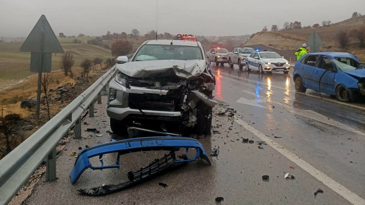 Orman müdürlüğünün kamyoneti kaza yaptı