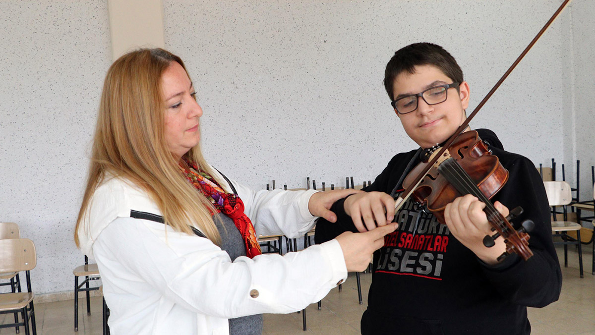 Otizmli Mert, 'mutlak kulak' yeteneğiyle hayran bıraktı
