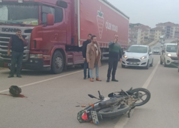 Otobüsle çarpışan motosikletin sürücüsü yaralandı