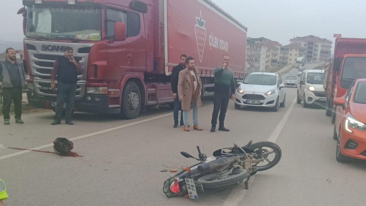 Otobüsle çarpışan motosikletin sürücüsü yaralandı